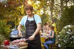 Menschen Grillen und sind glücklich