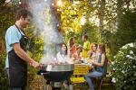 Menschen Grillen und sind glücklich