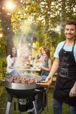 Menschen Grillen und sind glücklich