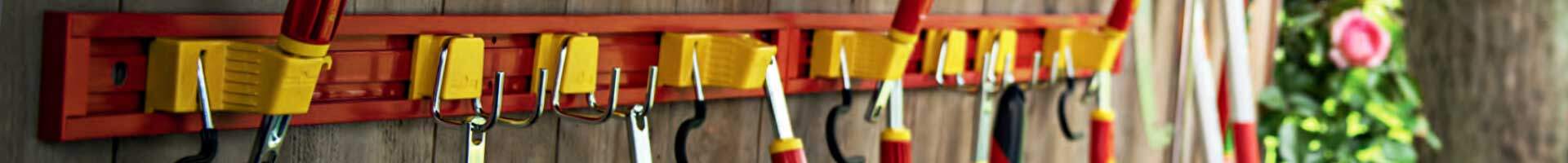 Verschidde Gaartinstrumenter an der Mauerhalterung, Handwierksgeschir