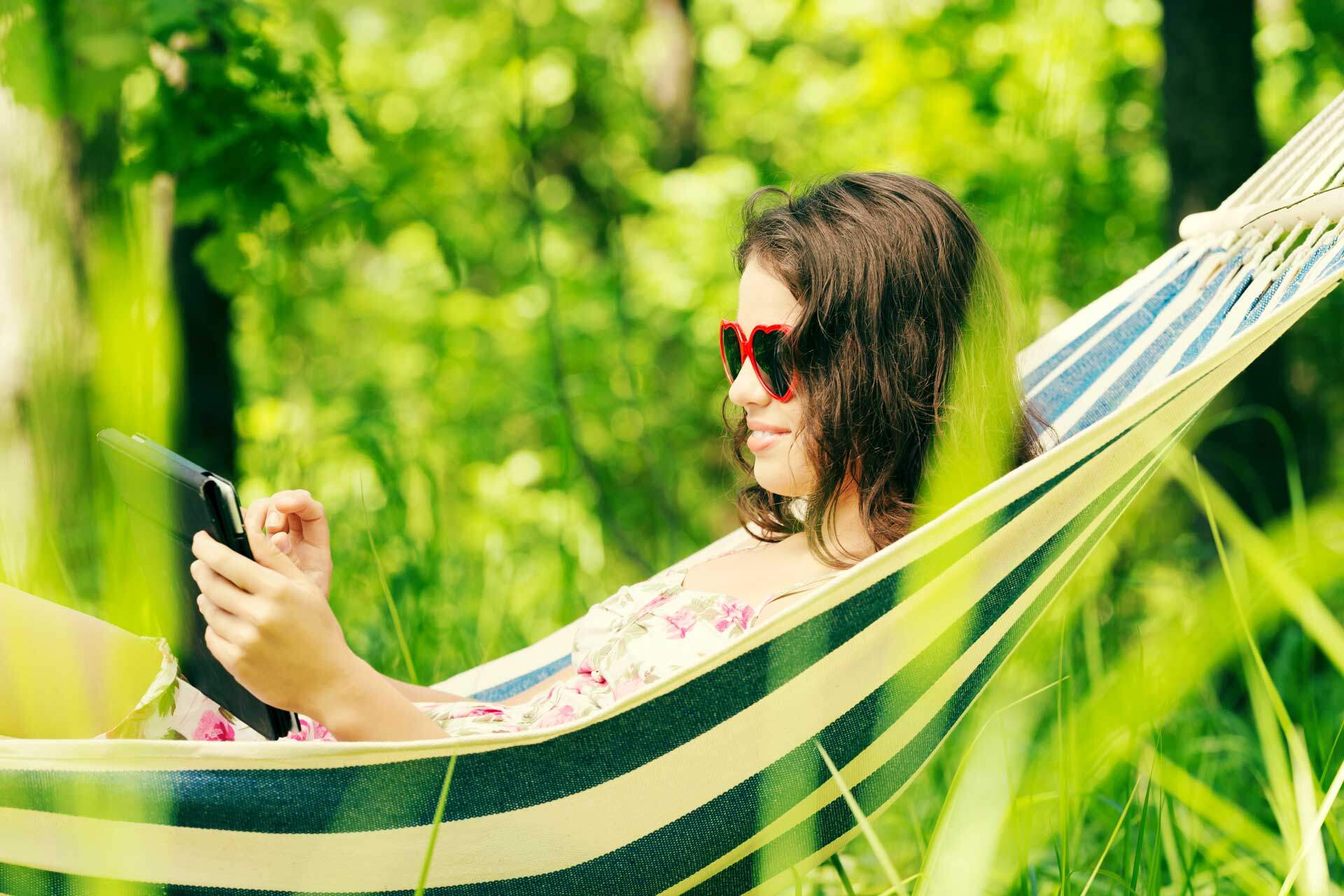 Newsletter bestellen - Banner - Frau in Hängematte