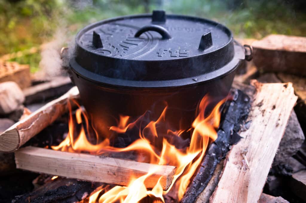 Dutch Oven Schmorbraten mit Feuerholz