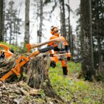 Person im Wald, Forsttechnik, STIHL Werkzeuge